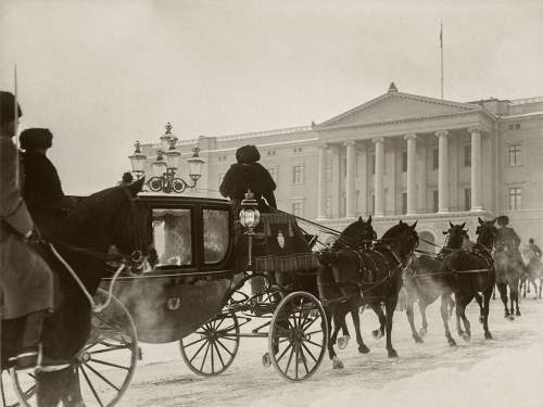 The coronation carriage returning to the Palace after a visit to the Storting, January 1932. The Royal Stables had room for 38 horses. Photographer: Carsten Sætren, The Royal Collections. 
